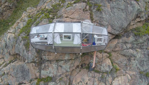 scary-see-through-suspended-pod-hotel-peru-sacred-valley-21-600x344
