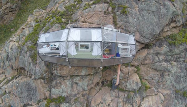 scary-see-through-suspended-pod-hotel-peru-sacred-valley-21-600x344