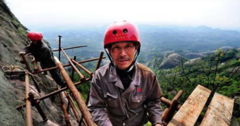 Δείτε πως κατασκευάζεται ένα ορεινό μονοπάτι στην Κίνα