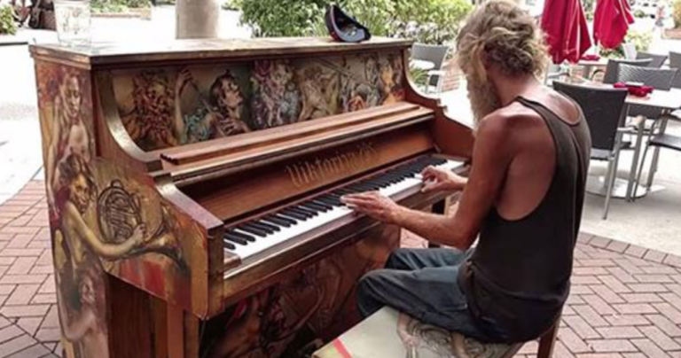 Ο άστεγος που παίζει πιάνο και αφήνει άφωνο όλο τον κόσμο!