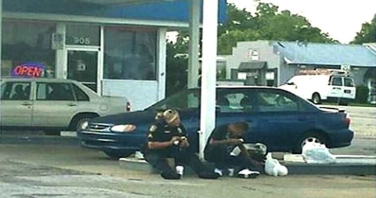 Αστυνομικός παίρνει το πρωινό της στο πεζοδρόμιο παρέα με έναν άστεγο άνδρα!