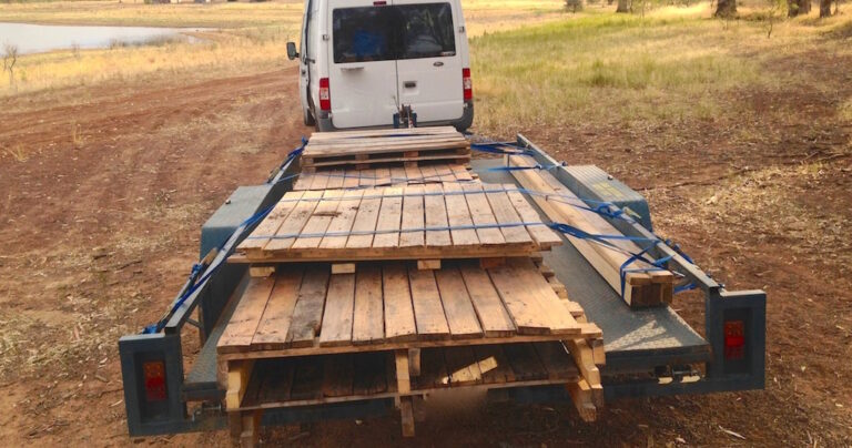 Μάζεψαν παλιές παλέτες και τις μετέφεραν στη λίμνη. Αυτό που έφτιαξαν είναι εντυπωσιακό!