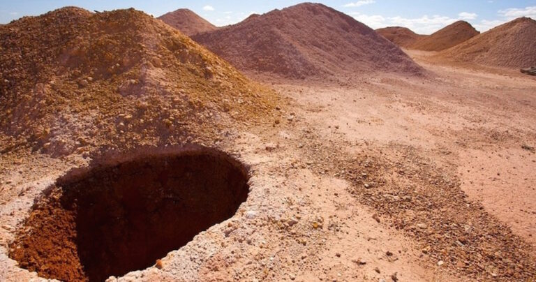 Κανείς δεν θα έμπαινε σε αυτή την υπόγεια τρύπα. Και όμως πρόκειται για συνοικία!