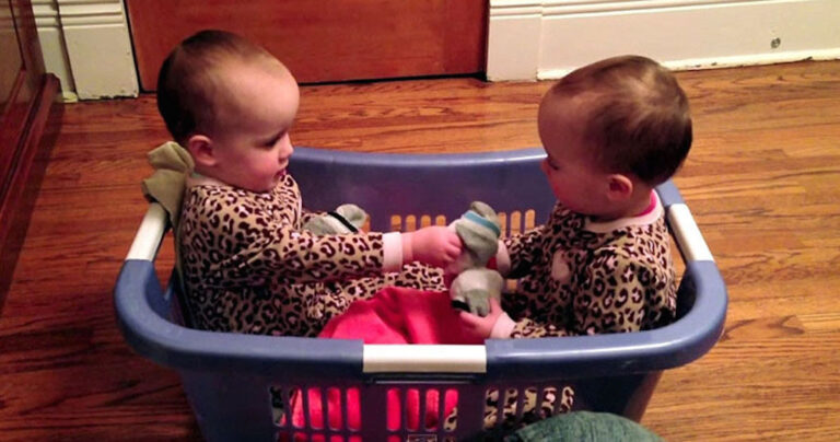 Τα δίδυμα πιάνουν την κουβέντα μέσα στο… καλάθι της μπουγάδας!