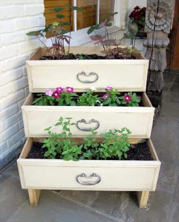 use-old-dresser-drawers-for-your-garden-600x742
