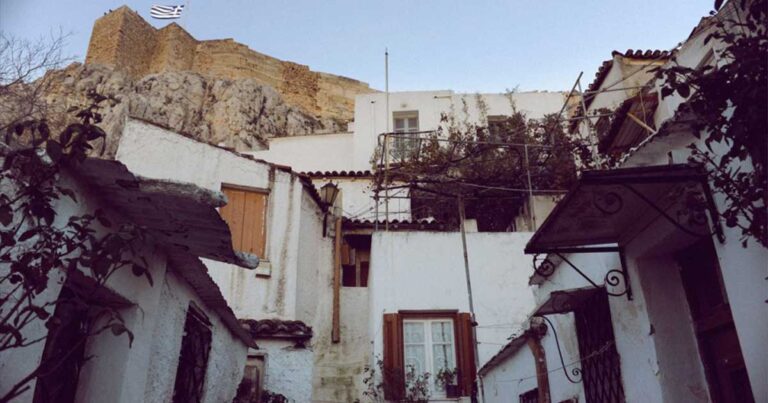 Ποιος μένει στα Αναφιώτικα; Σπίτια αλώβητα από το χρόνο.