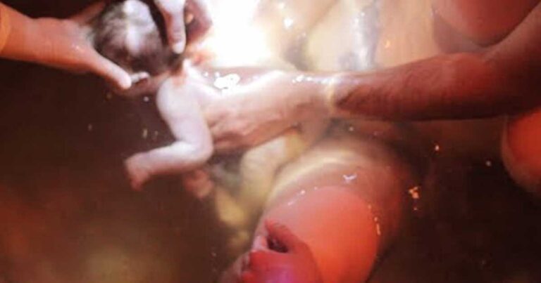 Μοναδικό βίντεο: Γυναίκα γεννάει στο σπίτι μέσα στο νερό με τη βοήθεια μαίας!