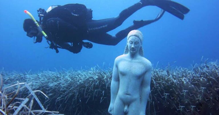 Ο μοναχικός Κούρος που στέκεται μέσα σε ένα λιβάδι από φύκια στη Σάμο.