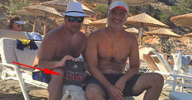 O Άδωνις διαβάζει… Στάλιν στην παραλία!