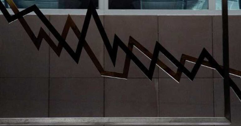 Βρετανική εφημερίδα Guardian: “Η ελληνική οικονομία έχει παραλύσει”