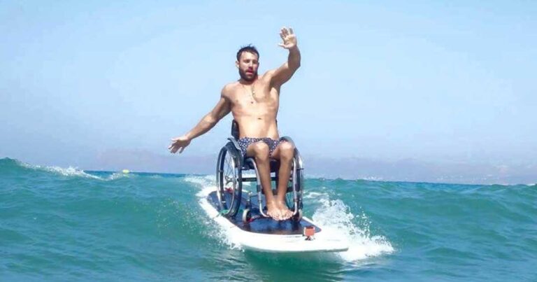 O Έλληνας παραολυμπιονίκης που δάμασε τα κύματα με το αναπηρικό του αμαξίδιο!