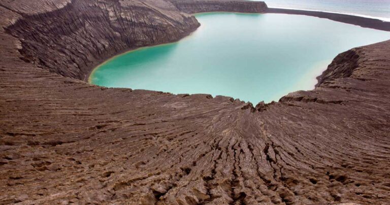 Το νέο νησί που δημιουργήθηκε πρόσφατα πάνω στη γη που λίγοι έχουν πατήσει.