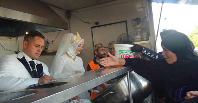 Ένας αλλιώτικος γάμος: H νύφη και ο γαμπρός τάισαν 4.000 πρόσφυγες αντί να κάνουν δεξίωση!