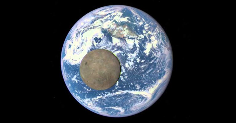 Δείτε τη Σελήνη να περνά γύρω από τη Γη σε λήψη από το Διάστημα!
