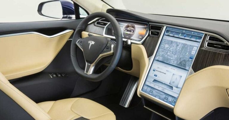 Το εκπληκτικό εσωτερικό του Tesla Model S, του πιο προηγμένου ηλεκτρικού αυτοκίνητου στο πλανήτη.