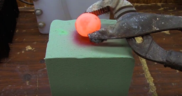 Τοποθετεί μια κόκκινη καυτή μπάλα νικελίου πάνω σε ένα τετράγωνο κομμάτι αφρολέξ. Αυτό που γίνεται στη συνέχεια είναι τρελό!