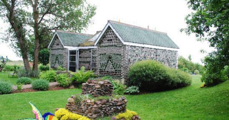 Δείτε το σπίτι που έχει φτιαχτεί από μπουκάλια, ένα πραγματικά ξεχωριστό κτήριο