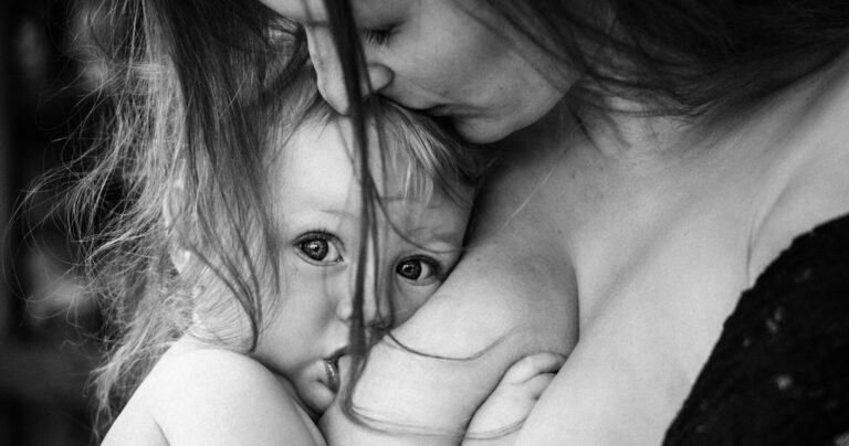 Για να τιμήσει την Παγκόσμια Εβδομάδα Θηλασμού φωτογράφισε αυτές τις υπέροχες μανούλες