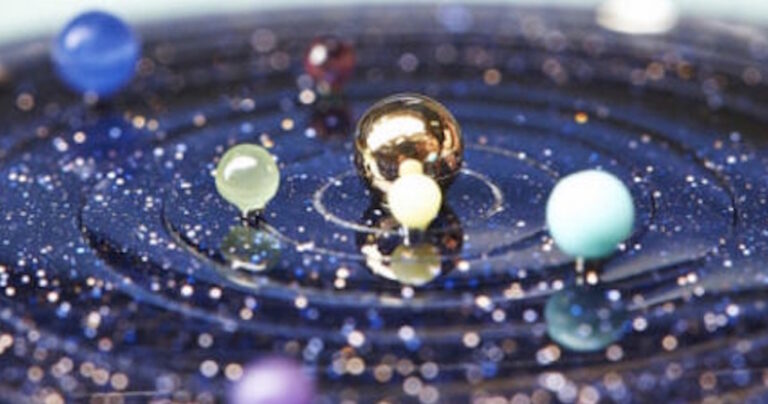 Αυτό το εμπνευσμένο από το ηλιακό σύστημα ρολόι είναι το πρώτο πράγμα που θα παίρναμε αν κερδίζαμε το λαχείο!