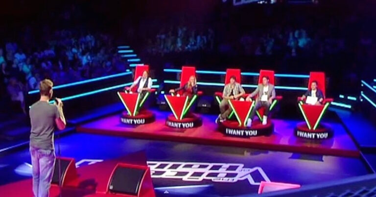 Ανεβαίνει στη σκηνή και αρχίζει να τραγουδά. Θα σας μαγέψει!