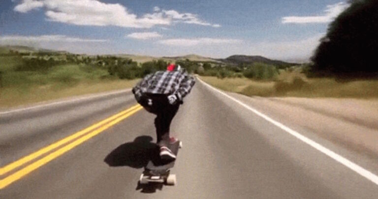 Τρέχει στο δρόμο με 112χλμ/ώρα πάνω στο… σκέιτμπορντ του!