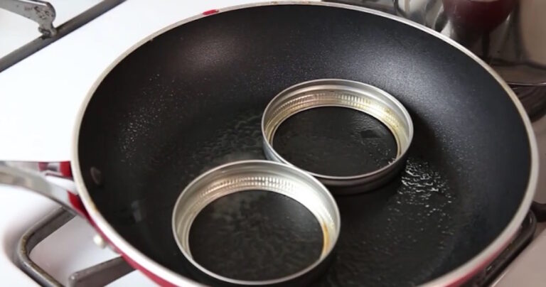 Βάζει 2 καπάκια στο τηγάνι. Δεν θα πιστέψετε για ποιό λόγο!