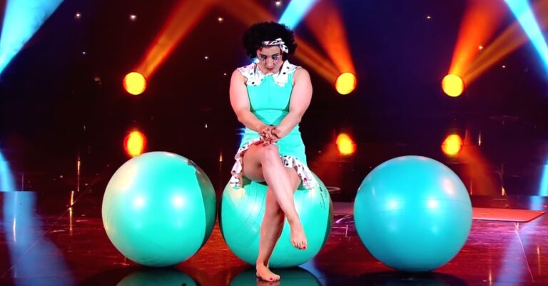 Μια ντροπαλή γυμνάστρια κάθεται σε μία μπάλα και περιμένει. Όταν σηκώσει το κεφάλι της; Καταπληκτική!