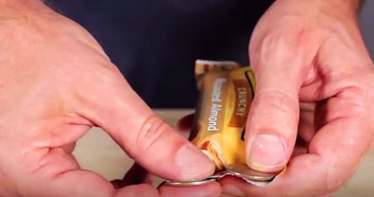 Χρησιμοποιεί κέρματα για να ανοίξει συσκευασίες που τον δυσκολεύουν!