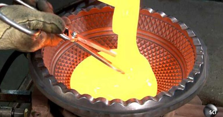 H όμορφη διαδικασία της δημιουργία ενός κρυστάλλινου πολυελαίου σε ένα υπέροχο βίντεο