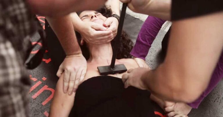 Ακτιβιστές φιλόζωοι “σταμπαρίστηκαν” με πυρωμένο σίδερο στο κέντρο της Αθήνας