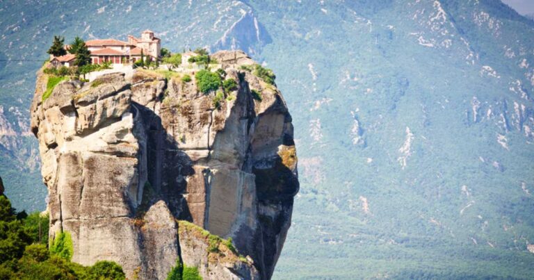 Tα 10 μέρη της Ελλάδας που πρέπει να επισκεφτείτε έστω και μία φορά στη ζωή σας