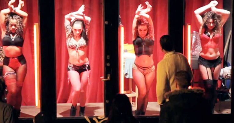 «Ζωντανές κούκλες» χορεύουν στις βιτρίνες του Άμστερνταμ στο τέλος όμως της παράστασης παγώνουν τα γέλια των ανδρών.