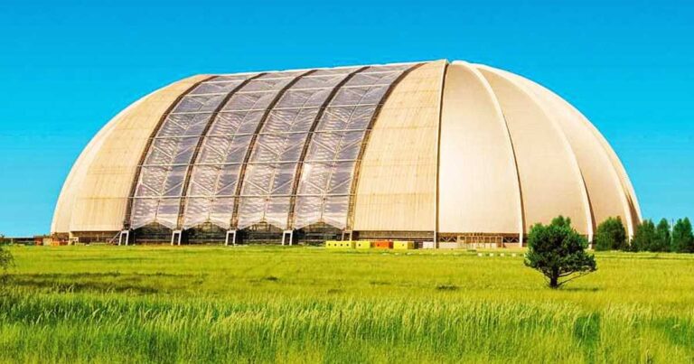 Εξωτερικά μοιάζει με ένα τεράστιο υπόστεγο. Αλλά το εσωτερικό του κρύβει κάτι απίστευτο…