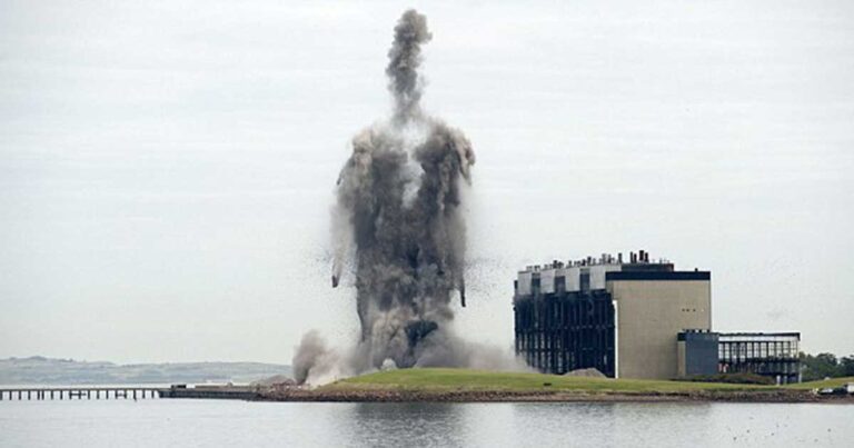 Η συγκλονιστική κατεδάφιση ενεργειακού σταθμού στη Σκωτία