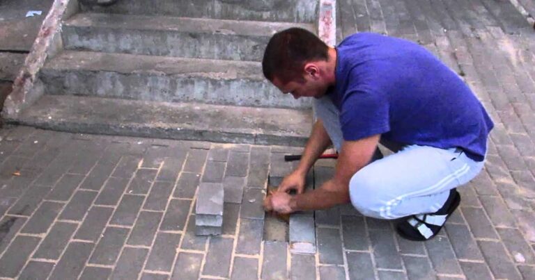 Δεν θα πιστεύετε τι βρήκε θαμμένο κάτω από το πεζοδρόμιο αυτός ο άντρας…