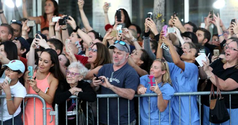 Η φωτογραφία με την ηλικιωμένη που κάνει θραύση στο διαδίκτυο.