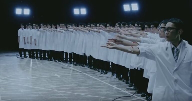 43 Ιάπωνες πετούν ένα νόμισμα στον αέρα. Το αποτέλεσμα; Απίστευτο!