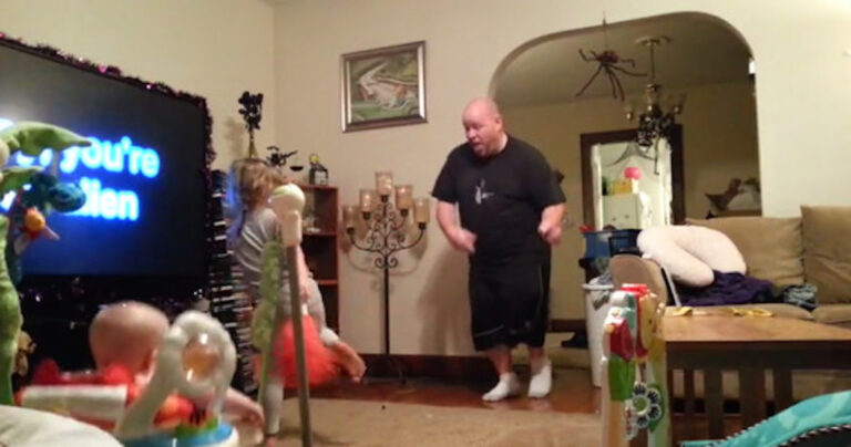 Έβαλε κρυφή κάμερα για να δει πώς περνούν τα παιδιά με τον μπαμπά τους. Δεν πίστευε στα μάτια της!