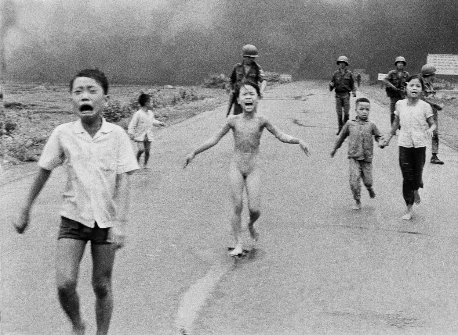 878691 nick ut napalm girl vietnam 001