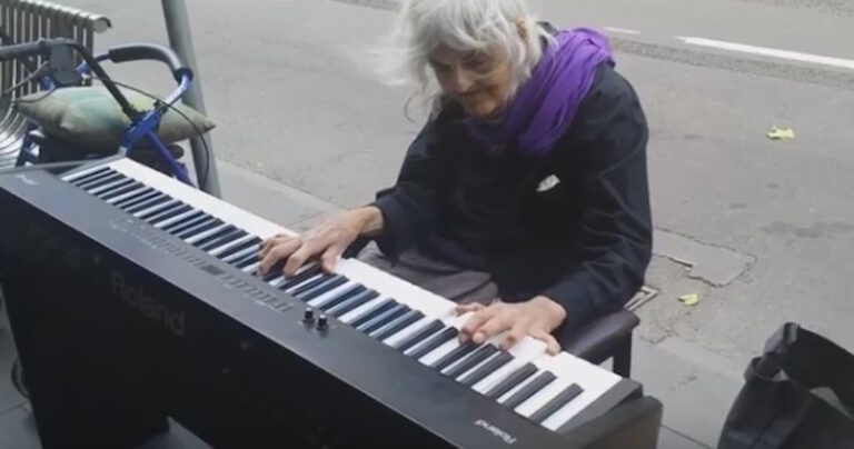 Μια ηλικιωμένη γυναίκα κάθεται και αρχίζει να παίζει πιάνο σε στάση λεωφορείου. Λίγο αργότερα; Θα τα χάσετε!