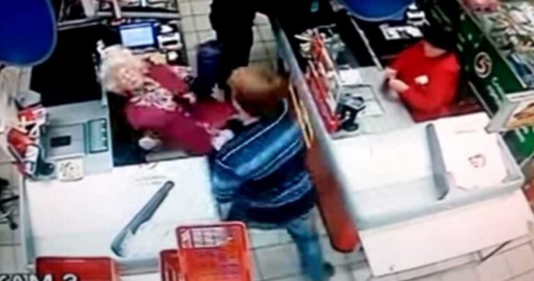 Σοκάρει το βίντεο με νεαρό να ρίχνει μπουνιά σε 61χρονη γυναίκα μέσα σε σούπερ μάρκετ χωρίς λόγο!