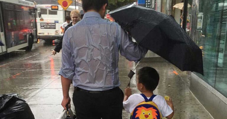 O πατέρας που δεν φοβάται την βροχή! Η φωτογραφία που κάνει τον γύρο του κόσμου.