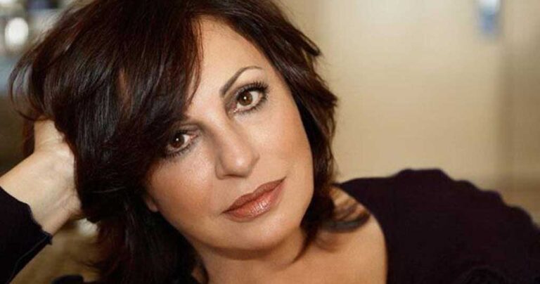 Χαρούλα Αλεξίου: “Αισθάνθηκα τη γη να φεύγει κάτω από τα πόδια μου όταν έμαθα πως έχω καρκίνο”