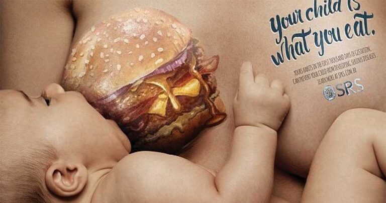 Μητέρες με τα στήθη τους ζωγραφισμένα “fast food” θηλάζουν τα μωρά τους.