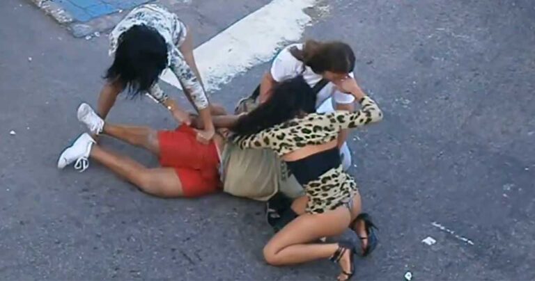 Δυο ιερόδουλες πλακώνουν άγρια στο ξύλο άνδρα στη μέση του δρόμου.