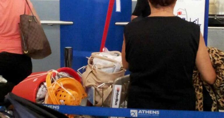 Η φωτογραφία της Ελληνίδας μάνας στο αεροδρόμιο Ελευθέριος Βενιζέλος που κάνει πάταγο
