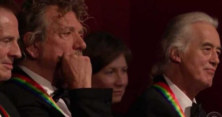 44 χρόνια πριν έγραψε ένα τραγούδι. Αλλά όταν ακούει αυτή τη γυναίκα να το ερμηνεύει δακρύζει.