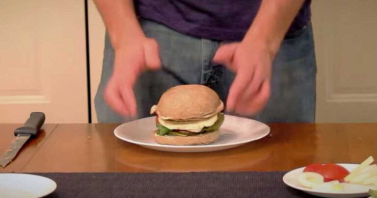 Αυτό είναι το πιο ακριβό μπέργκερ στον κόσμο, κάνει 1.300 ευρώ και θέλει 6 μήνες για να φτιαχτεί…