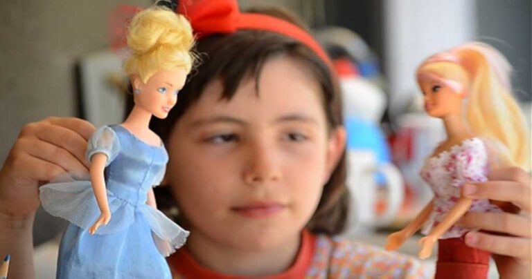 Πάρτε τις κούκλες από τα κορίτσια, λένε τώρα οι επιστήμονες.