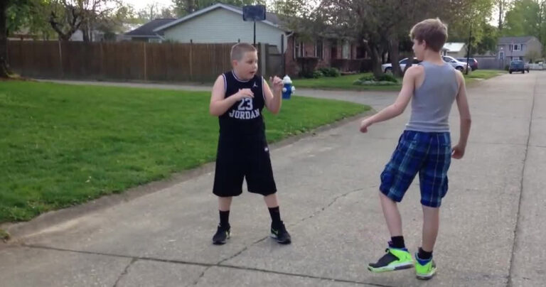 Αυτή η μάχη είναι ίσως η πιο παράξενη που έχετε δει ποτέ!